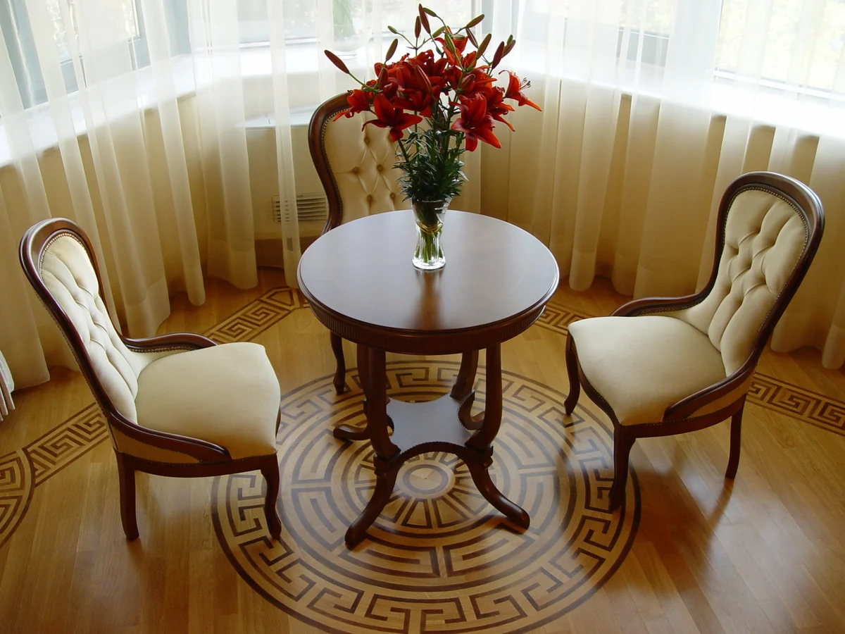Frieze with a meander around a dining area — Artistico artistic parquet