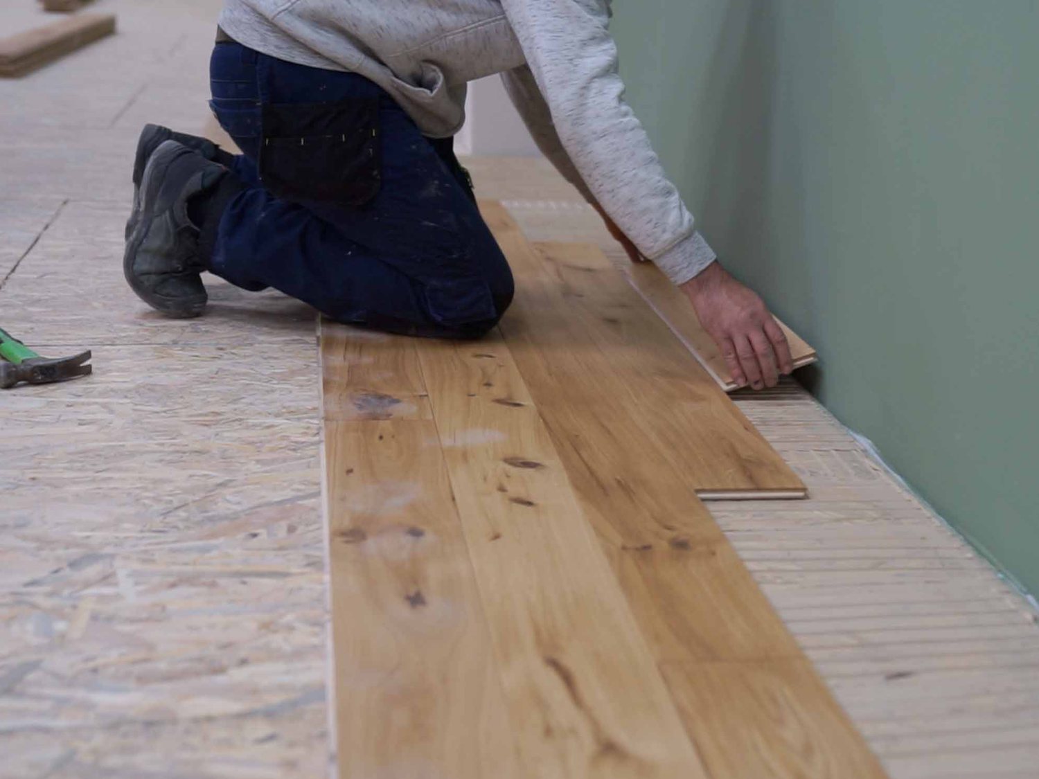 Laying an oak board against the wall with an expansion gap left