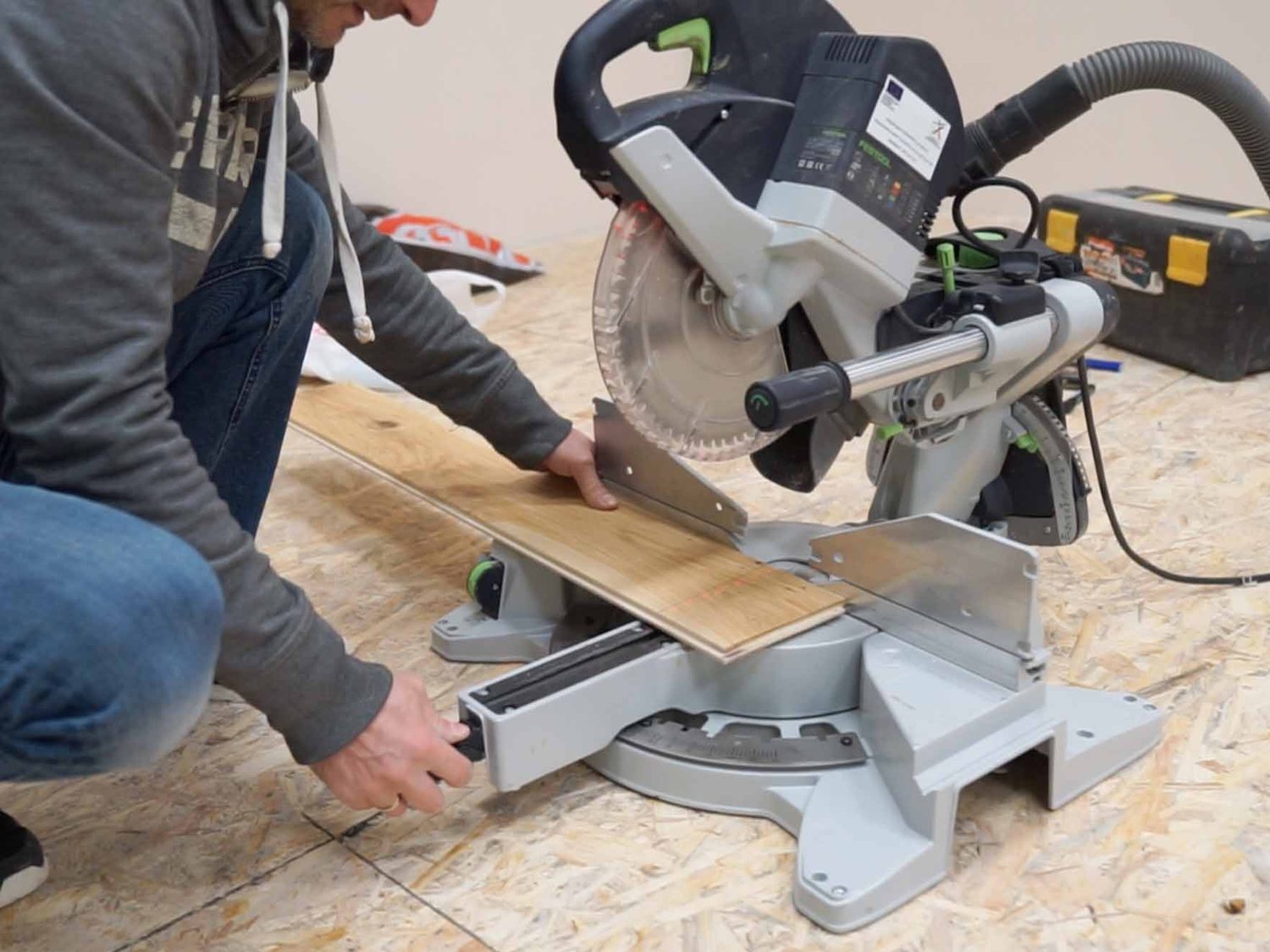 Cutting a board with a plunge saw on site